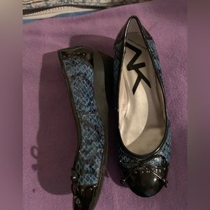 Anne Klein Snakeskin blue and black shoes